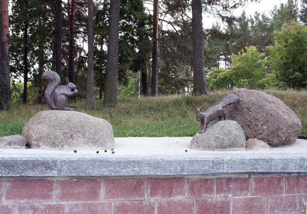 Скульптура Белочки. Автор — Владимир Петровичев